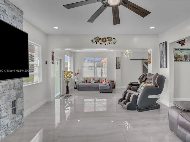 6195 Plunkett St, Hollywood FL 33023