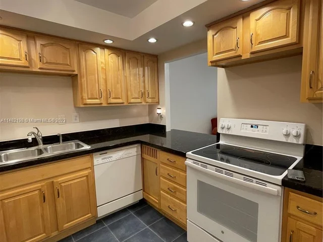 800 Parkview Dr # 126, Hallandale Beach FL 33009