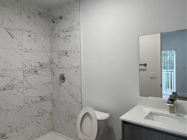 1021 NW 1st St # 6, Miami FL 33128