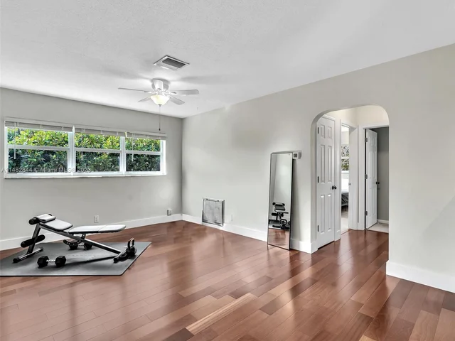 4000 NW 103rd Dr, Coral Springs FL 33065