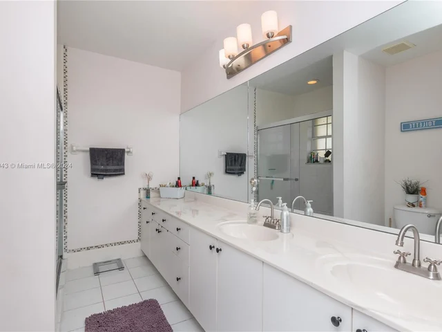 789 NE 195th St # 789, Miami FL 33179