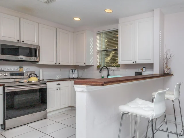 789 NE 195th St # 789, Miami FL 33179