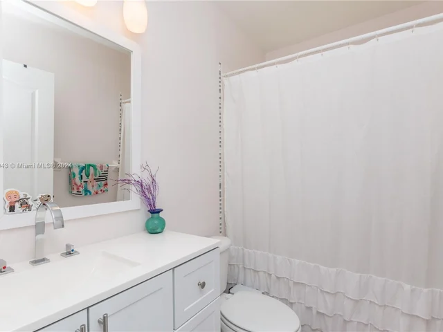 789 NE 195th St # 789, Miami FL 33179