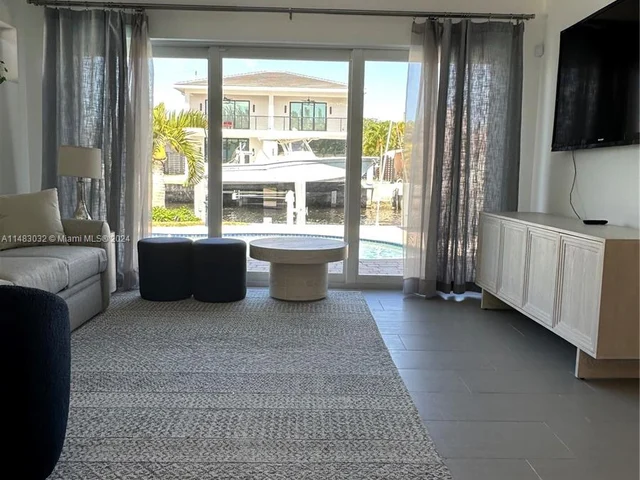 2703 SE 14th St, Pompano Beach FL 33062