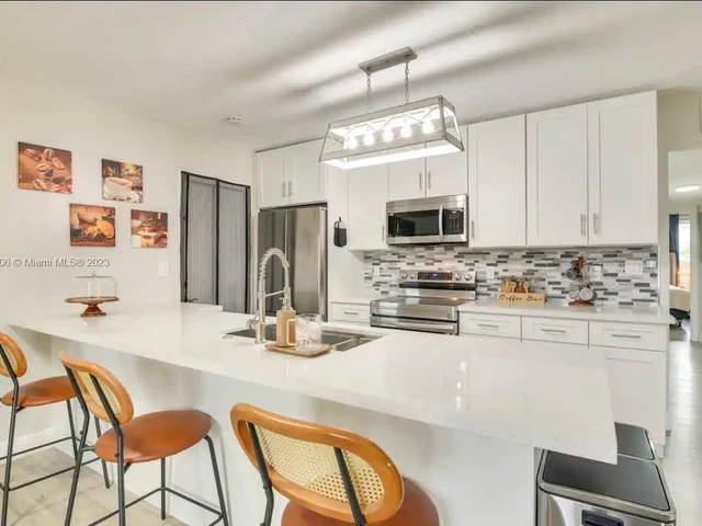 6599 Roosevelt St, Hollywood FL 33024