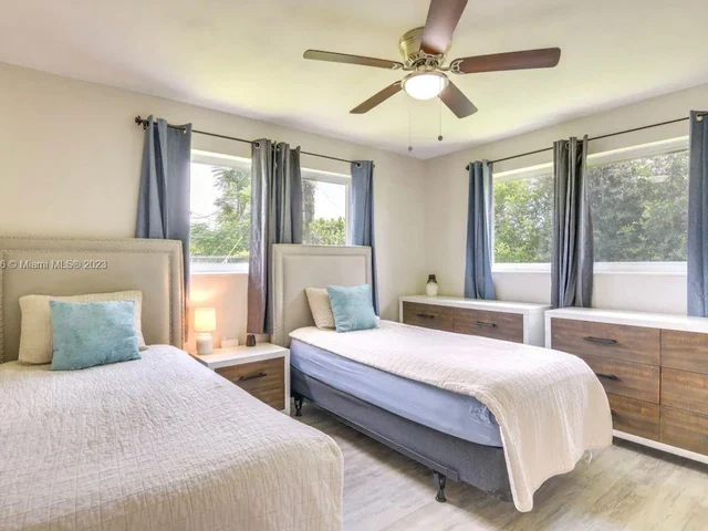 6599 Roosevelt St, Hollywood FL 33024