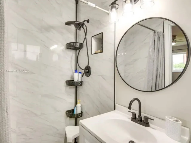 6599 Roosevelt St, Hollywood FL 33024