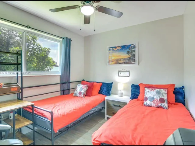 6599 Roosevelt St, Hollywood FL 33024