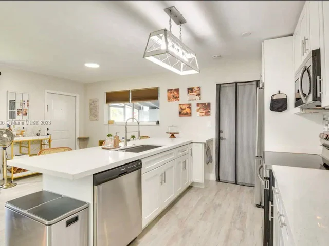 6599 Roosevelt St, Hollywood FL 33024