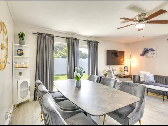 6599 Roosevelt St, Hollywood FL 33024