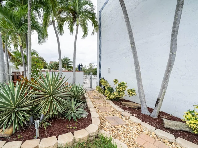 1400 NE 57th St # 205, Fort Lauderdale FL 33334