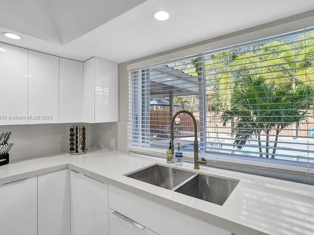 3251 N 37th St, Hollywood FL 33021