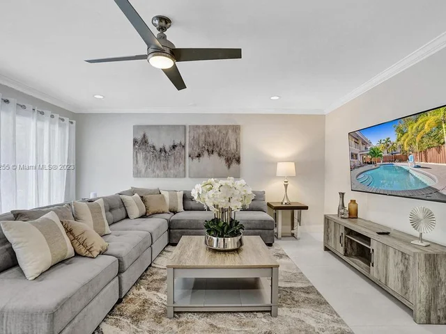 3251 N 37th St, Hollywood FL 33021