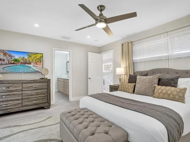 3251 N 37th St, Hollywood FL 33021