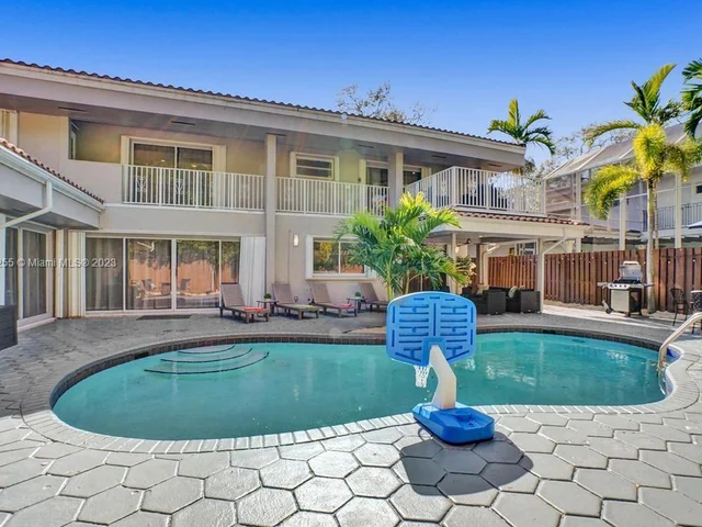 3251 N 37th St, Hollywood FL 33021