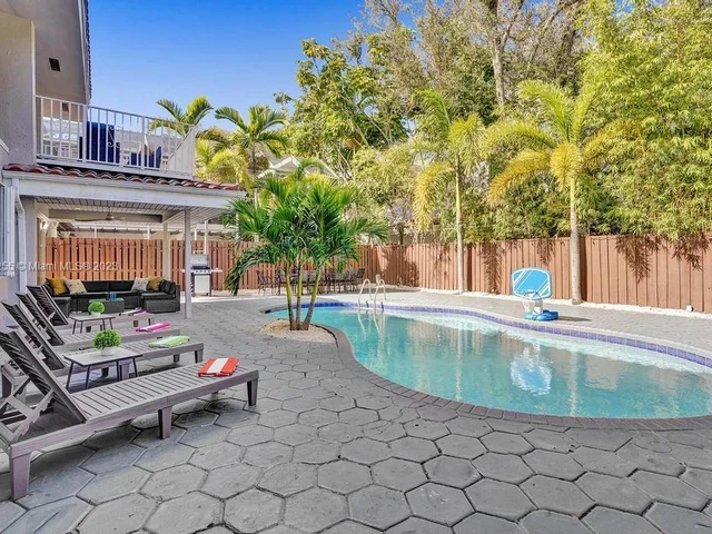 3251 N 37th St, Hollywood FL 33021