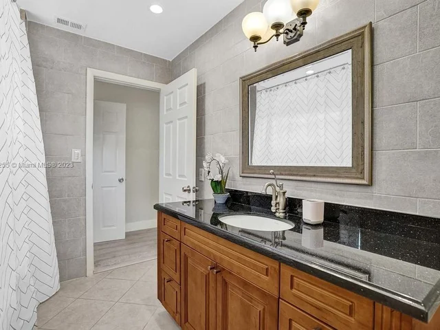 3251 N 37th St, Hollywood FL 33021