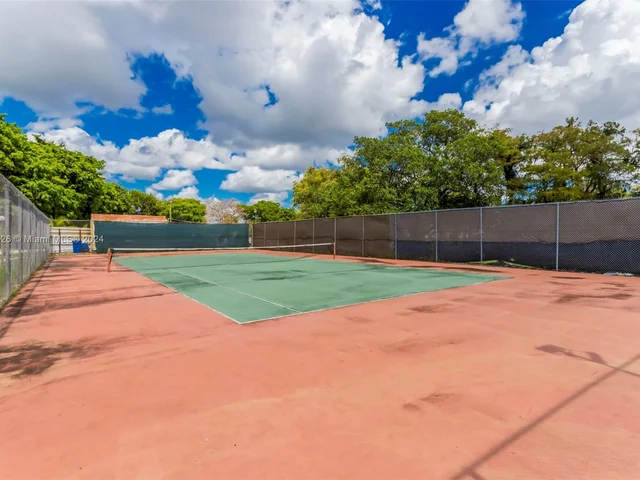 8060 N Colony Cir N # 204, Tamarac FL 33321