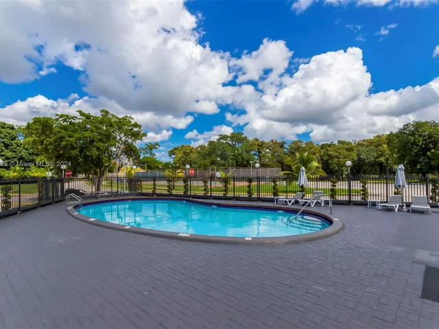 8060 N Colony Cir N # 204, Tamarac FL 33321