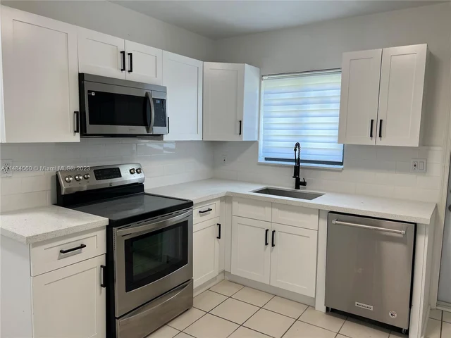 830 NW 170th Ter, Miami Gardens FL 33169