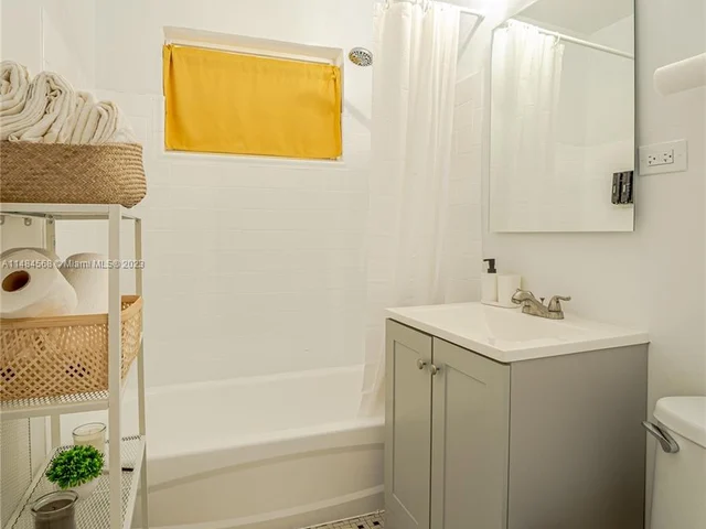 7031 NW 6th Ct, Miami FL 33150