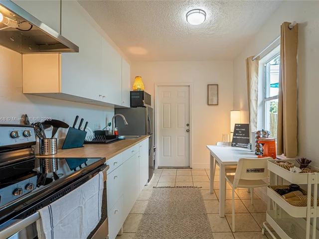 7031 NW 6th Ct, Miami FL 33150