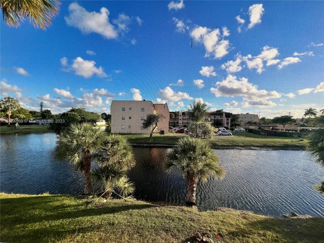 8595 Sunrise Lakes Blvd # 207, Sunrise FL 33322