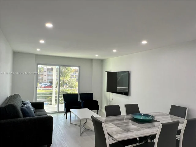 8595 Sunrise Lakes Blvd # 207, Sunrise FL 33322