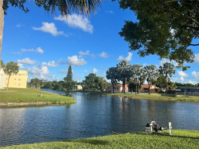 8595 Sunrise Lakes Blvd # 207, Sunrise FL 33322