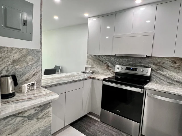 8595 Sunrise Lakes Blvd # 207, Sunrise FL 33322