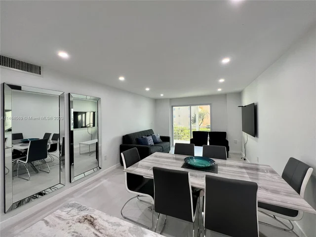 8595 Sunrise Lakes Blvd # 207, Sunrise FL 33322