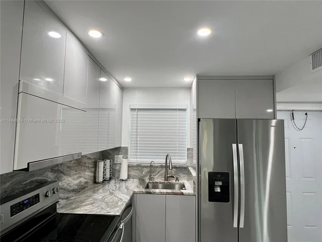 8595 Sunrise Lakes Blvd # 207, Sunrise FL 33322