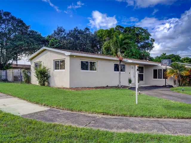 940 NW 181st St, Miami Gardens FL 33169