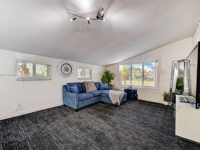 940 NW 181st St, Miami Gardens FL 33169