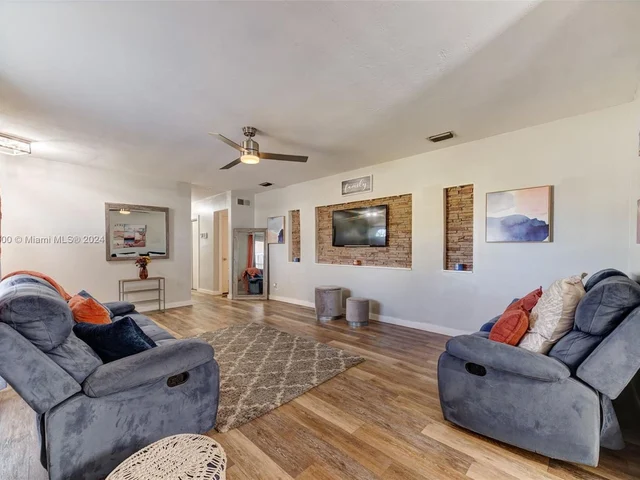 940 NW 181st St, Miami Gardens FL 33169