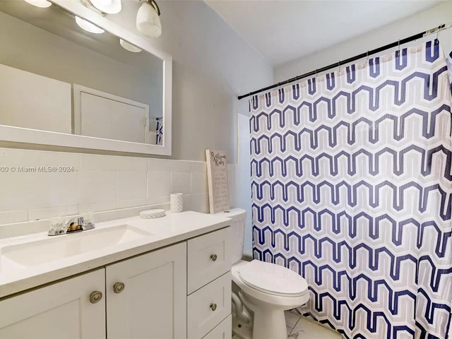 940 NW 181st St, Miami Gardens FL 33169