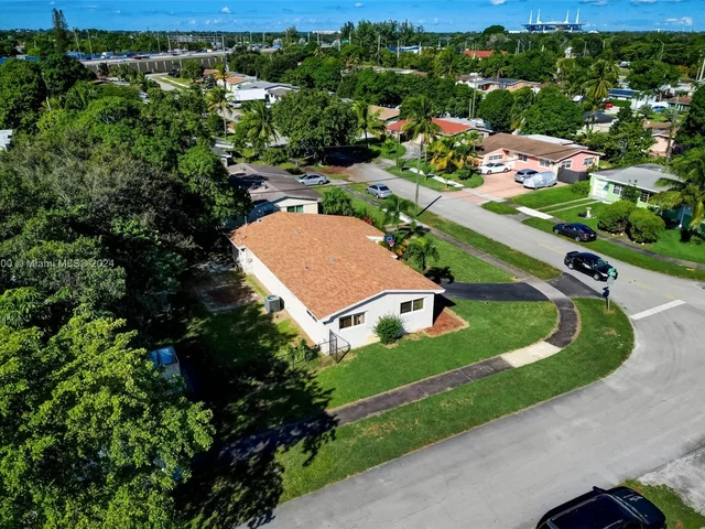 940 NW 181st St, Miami Gardens FL 33169