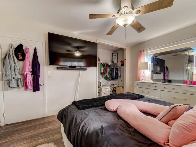 940 NW 181st St, Miami Gardens FL 33169