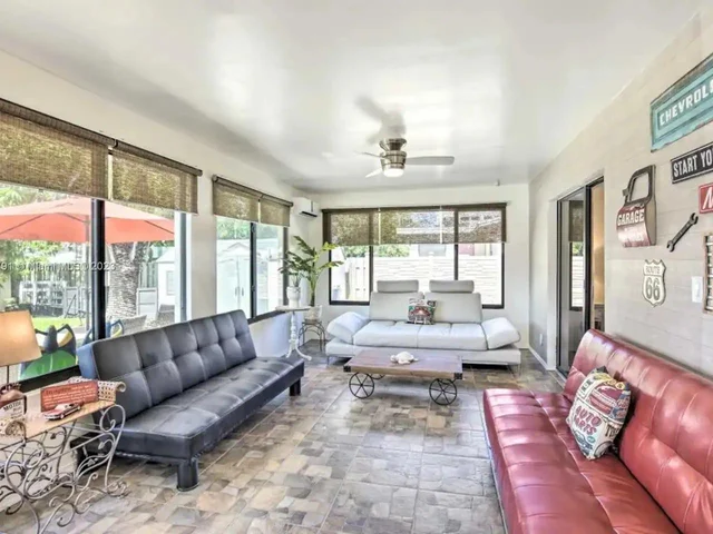 3819 Garfield St, Hollywood FL 33021