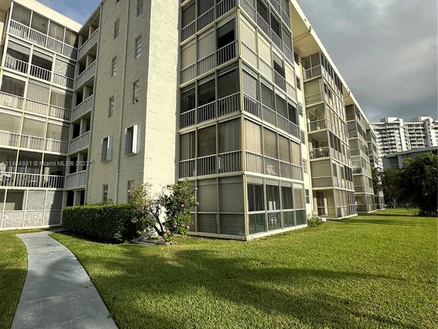 2851 Leonard Dr # J106, Aventura FL 33160