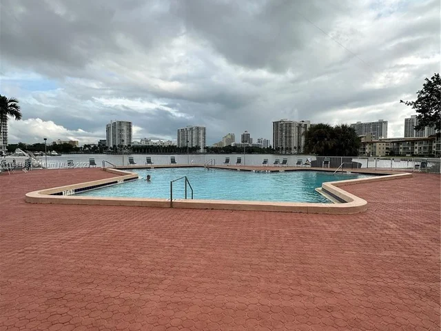 2851 Leonard Dr # J106, Aventura FL 33160