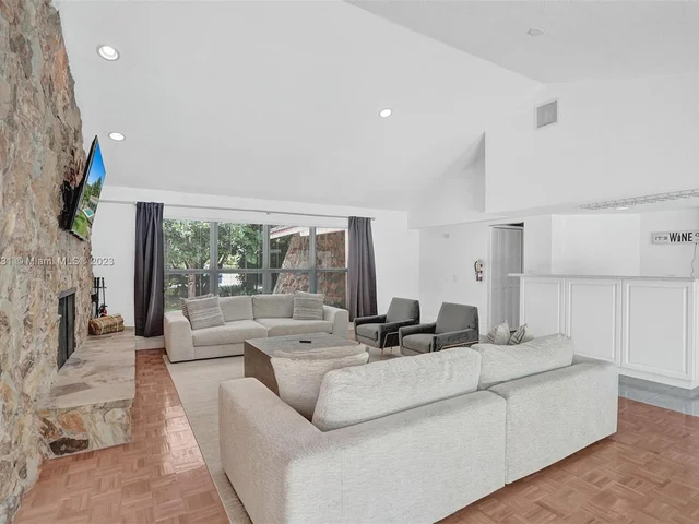 4020 NW 101st Dr, Coral Springs FL 33065