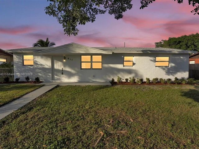 611 SW 11th Dr, Deerfield Beach FL 33441