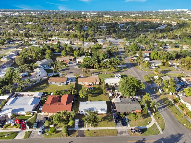 611 SW 11th Dr, Deerfield Beach FL 33441