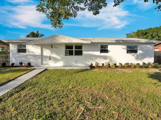 611 SW 11th Dr, Deerfield Beach FL 33441