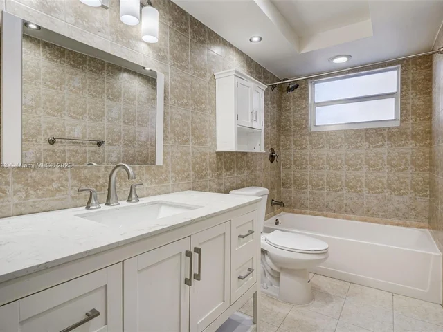 121 Golden Isles Dr # 607, Hallandale Beach FL 33009