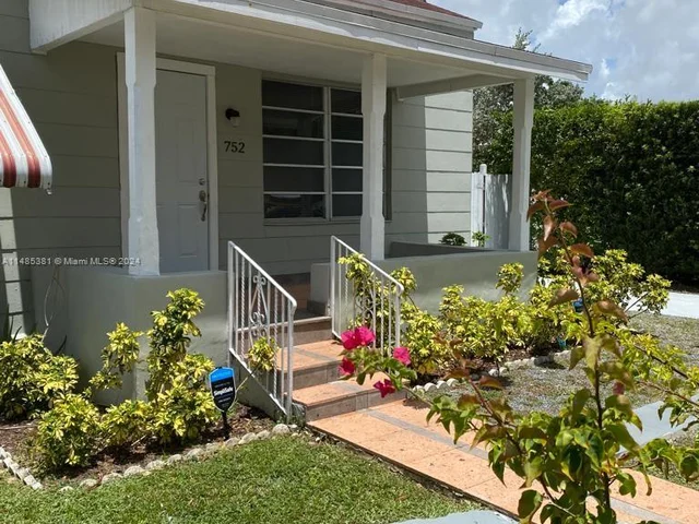 752 NW 24th Ct, Miami FL 33125