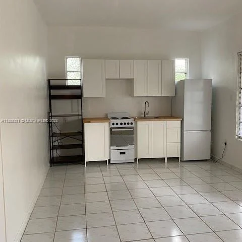 752 NW 24th Ct, Miami FL 33125