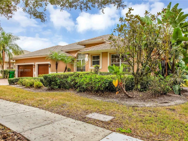 5041 Lakewood Dr, Cooper City FL 33330