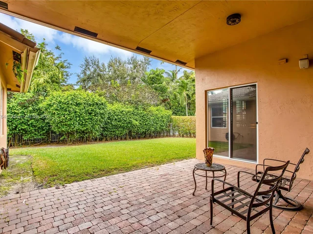 5041 Lakewood Dr, Cooper City FL 33330